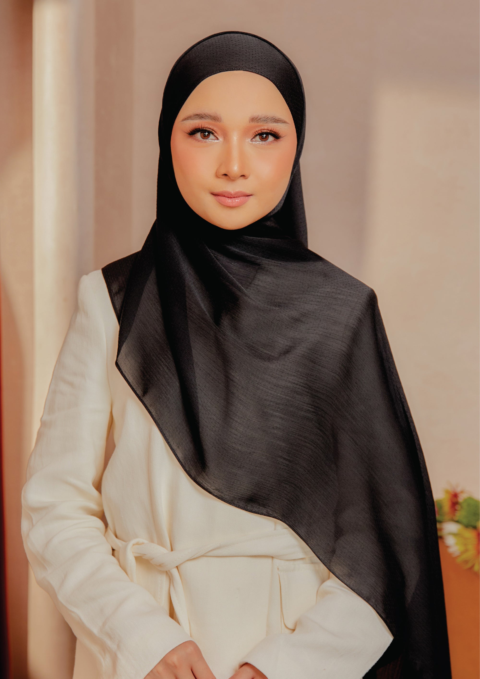 Hana Satin Shawl Black